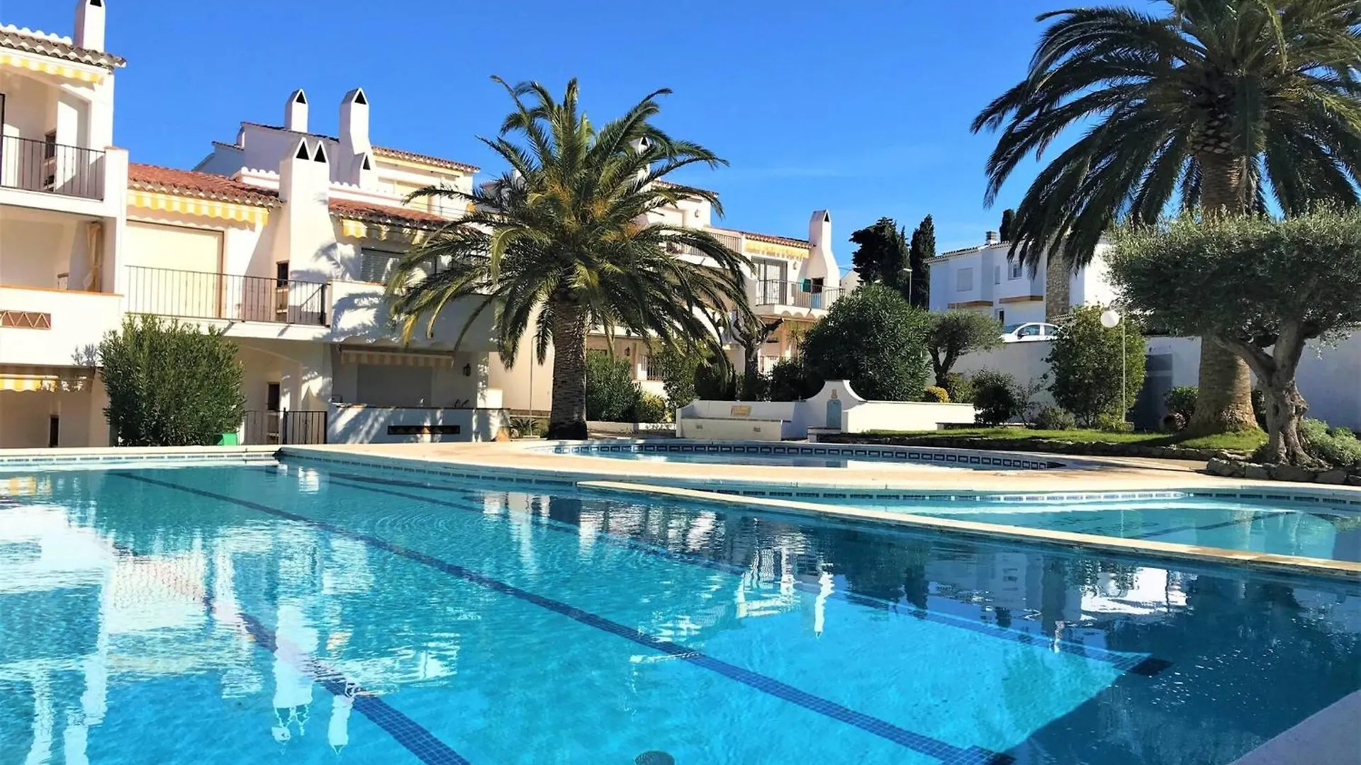 Holiday home Apartamento En Roses Parking Y Piscina Comunitaria Av-54